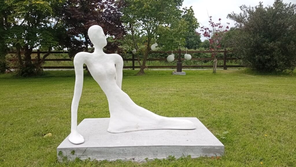 Contemporary sculpture of a female body created by the artist valeriu cazacevschi